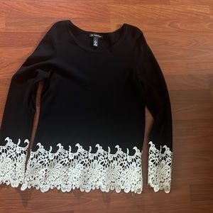 Very beautiful sweaters. Dark blue collar.